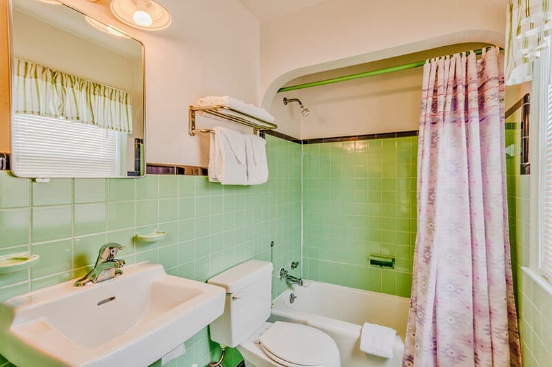 Family Room – Shower & Tubs 100, 204, 205, 304, 305